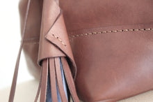 Load image into Gallery viewer, Bucket bag, shoulder bag made of italian leather, vegetable tanned and oiled. Agata bucket bag