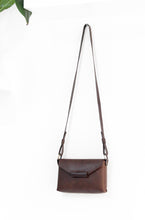 Load image into Gallery viewer, Crossbody bag made of italian leather, vegetable tanned. Gloria bag
