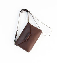 Load image into Gallery viewer, Crossbody bag made of italian leather, vegetable tanned. Gloria bag
