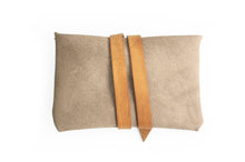 Load image into Gallery viewer, Cris Coin purse, leather little wallet color, taupe leather and vegetable tanned leather