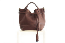 Load image into Gallery viewer, Bucket bag, shoulder bag made of italian leather, vegetable tanned and oiled. Agata bucket bag