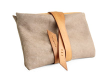 Load image into Gallery viewer, Cris Coin purse, leather little wallet color, taupe leather and vegetable tanned leather
