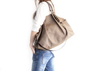 Load image into Gallery viewer, Susy Canvas and leather shoulder bag, made of water resistant canvas and leather