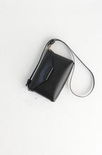 Load image into Gallery viewer, Crossbody bag made of italian leather, vegetable tanned. Gloria bag