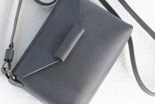 Load image into Gallery viewer, Crossbody bag made of italian leather, vegetable tanned. Gloria bag