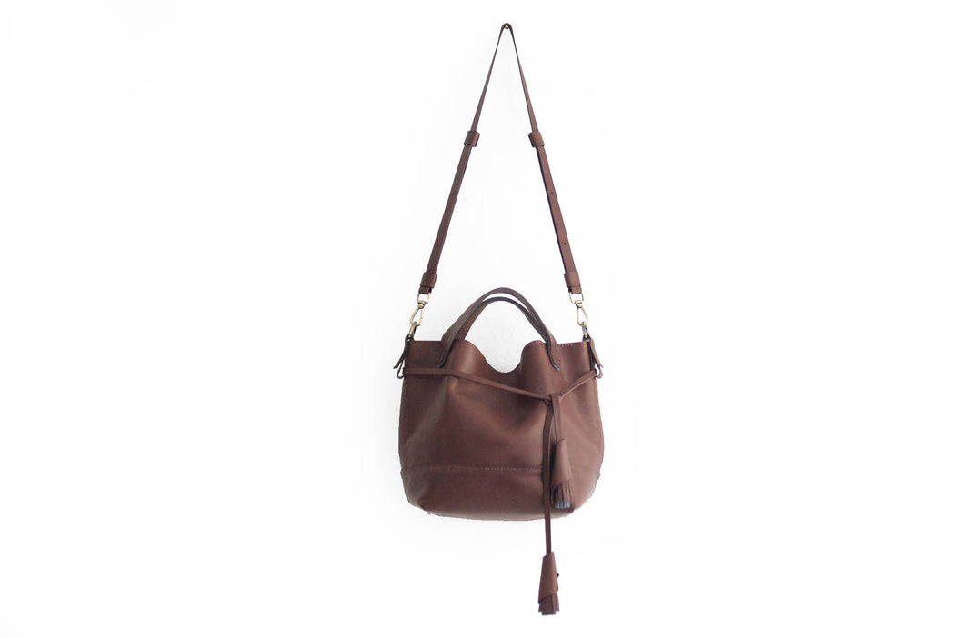 Bucket bag, shoulder bag made of italian leather, vegetable tanned and oiled. Agata bucket bag